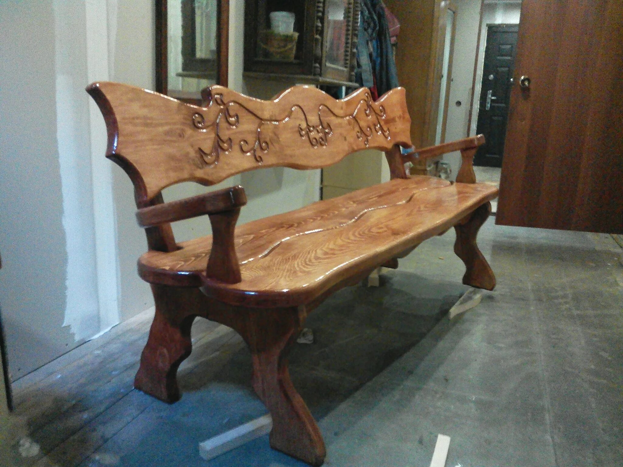 Резная скамейка. Деревянные изделия. Резьба по дереву скамейки. Ручные изделия из дерева. Русские деревянные изделия