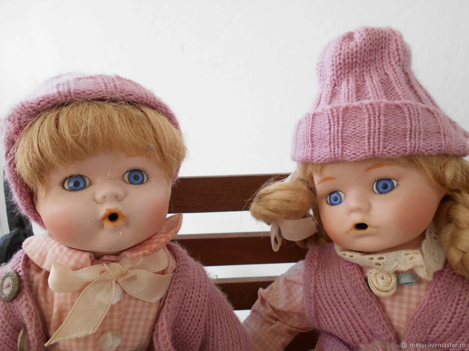 2 пупса. Две куклы. Несколько кукол. Кукла 2. Кукла фарфоровая на скамейке Германия.