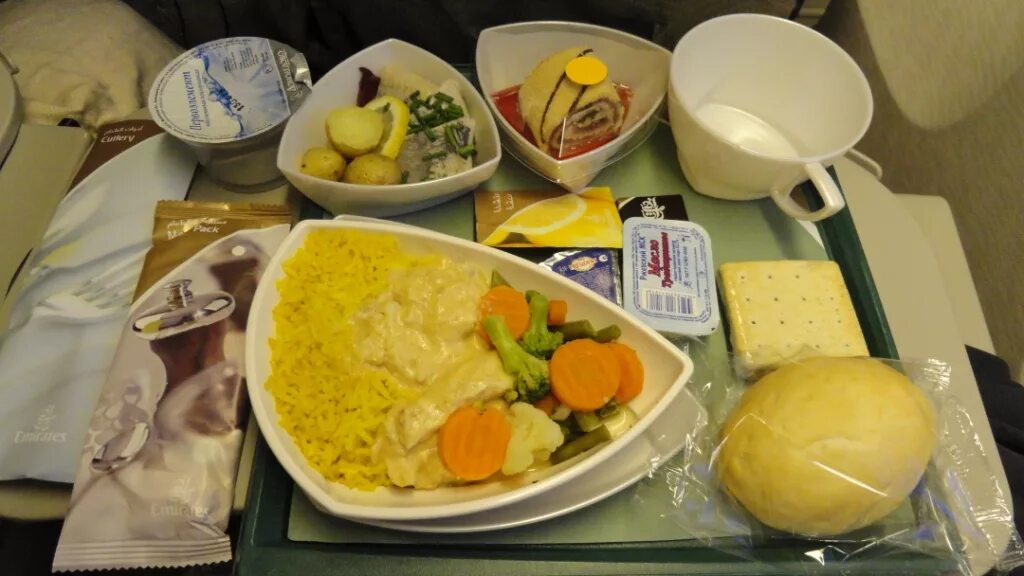 Вегетарианское меню emirates. Меню эмирейтс. Питание эмирейтс. Эмирейтс авиакомпания питание на борту. Рейс москва дубай эмирейтс.