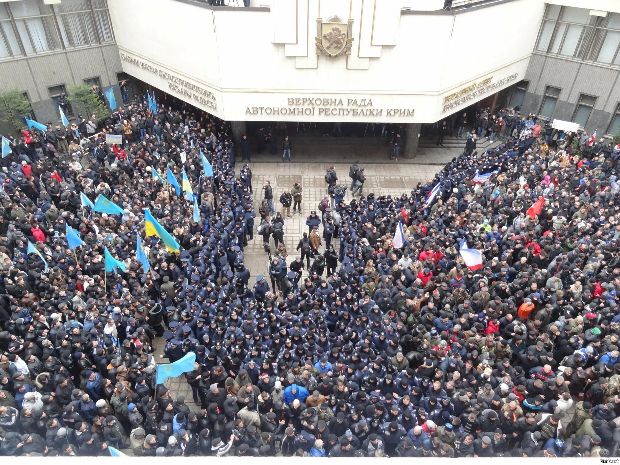 2014 симферополь митинг. 26 февраля в симферополе у стен крымского парламента. 26 февраля 2014 крым митинг. Митинги 26. Митинг екб.