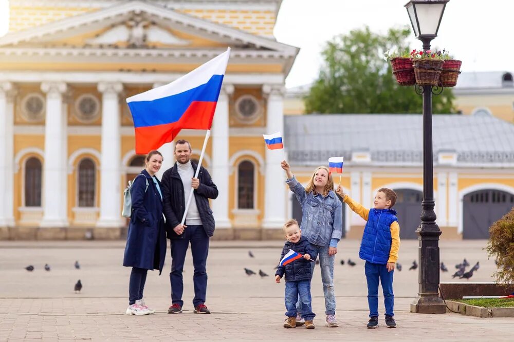 Знамя российское это моя семья. Семья Россия. Семья с российским флагом. Флаг России для детей. Россия патриотизм.