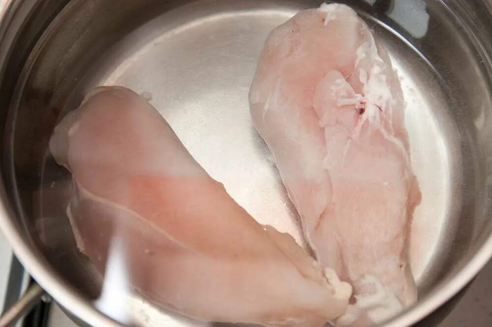Как правильно отварить куриную грудку. Варка куриного филе. отваривание филе курицы. отварить куриное филе. куриное филе отваривают до готовности.