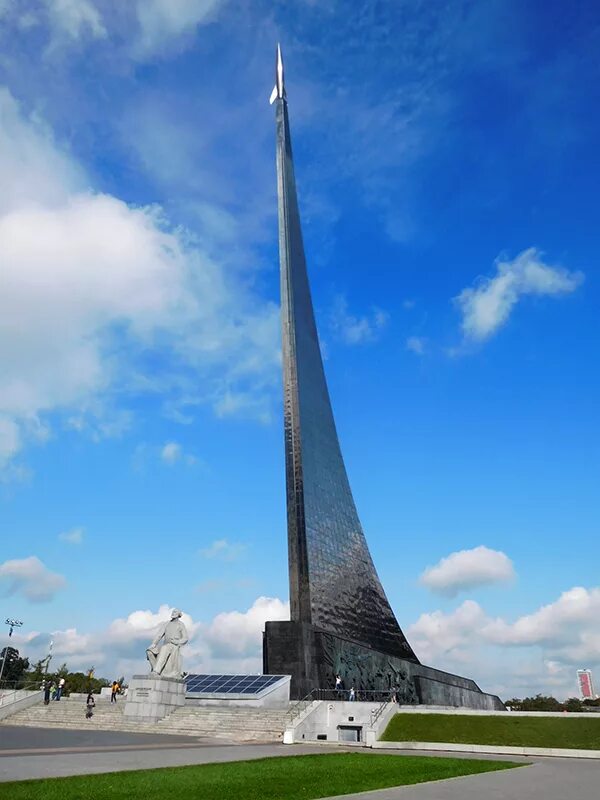 Памятник первому полету в космос. Памятник-Обелиск «покорителям космоса». Монумент покорителям космоса на ВДНХ. Обелиск покорителям космоса в Москве.