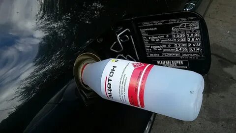 Сколько лить спирта в бензобак