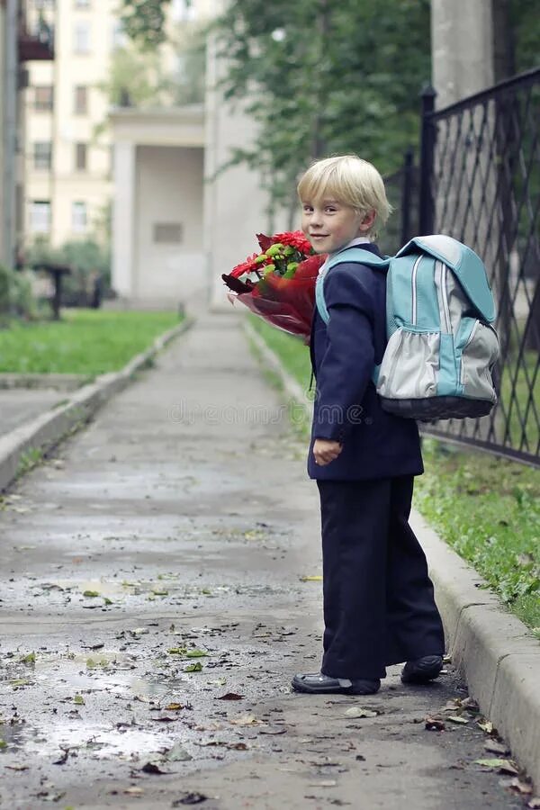 Мальчик пошел в первый класс. Дети идут в школу. Мальчик идет в школу. Идти в школу. Мальчик идет в первый класс.