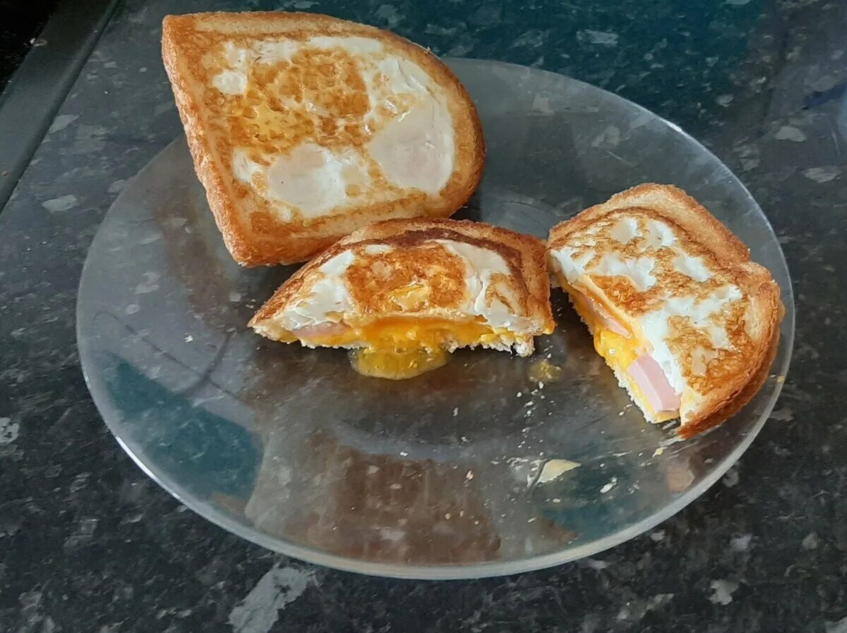 Завтрак из хлеба. Завтрак из хлеба на сковороде. Завтрак хлеб яйца колбаса сыр. Завтрак с тостовым хлебом. Хлеб яйца сыр рецепт