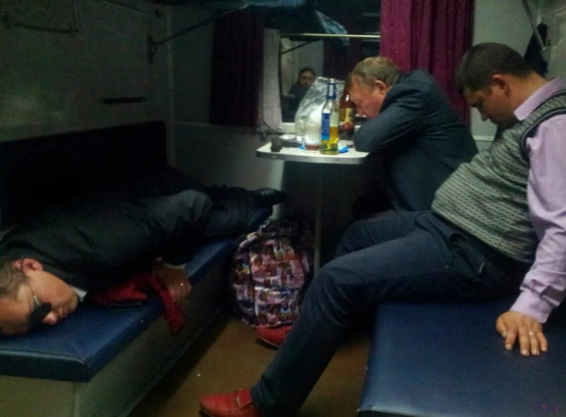 Поезд человека пьяных. Пьянство в поезде. Спящий человек в электричке. Поезд человека пьяных. Пьянство в поезде.