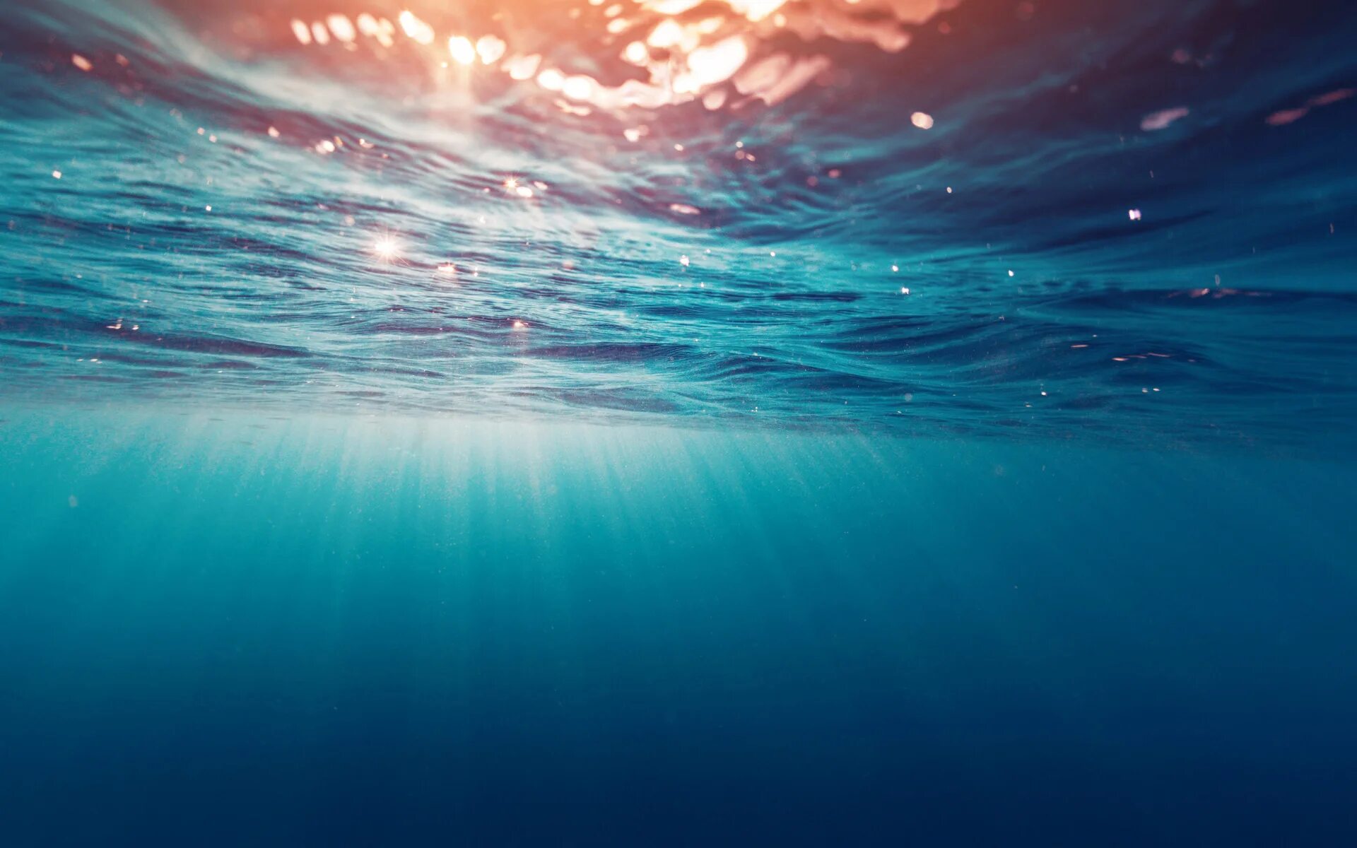 Толща воды океана. Океан под водой. Море глубина. Солнце под водой. Лучи солнца под водой.