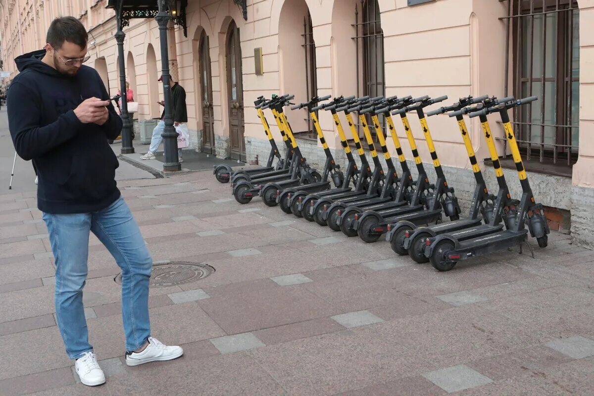 Можно ли ездить на электросамокате по дорогам. Электросамокат на дороге. Электросамокат и пешеходы. Самокат по рельсам.