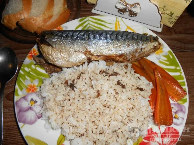 Скумбрия с рисом и овощами. Скумбрия с рисом. скумбрия с рисом в духовке. скумбрия с гарниром из риса. скумбрия в духовке с рисом и овощами.