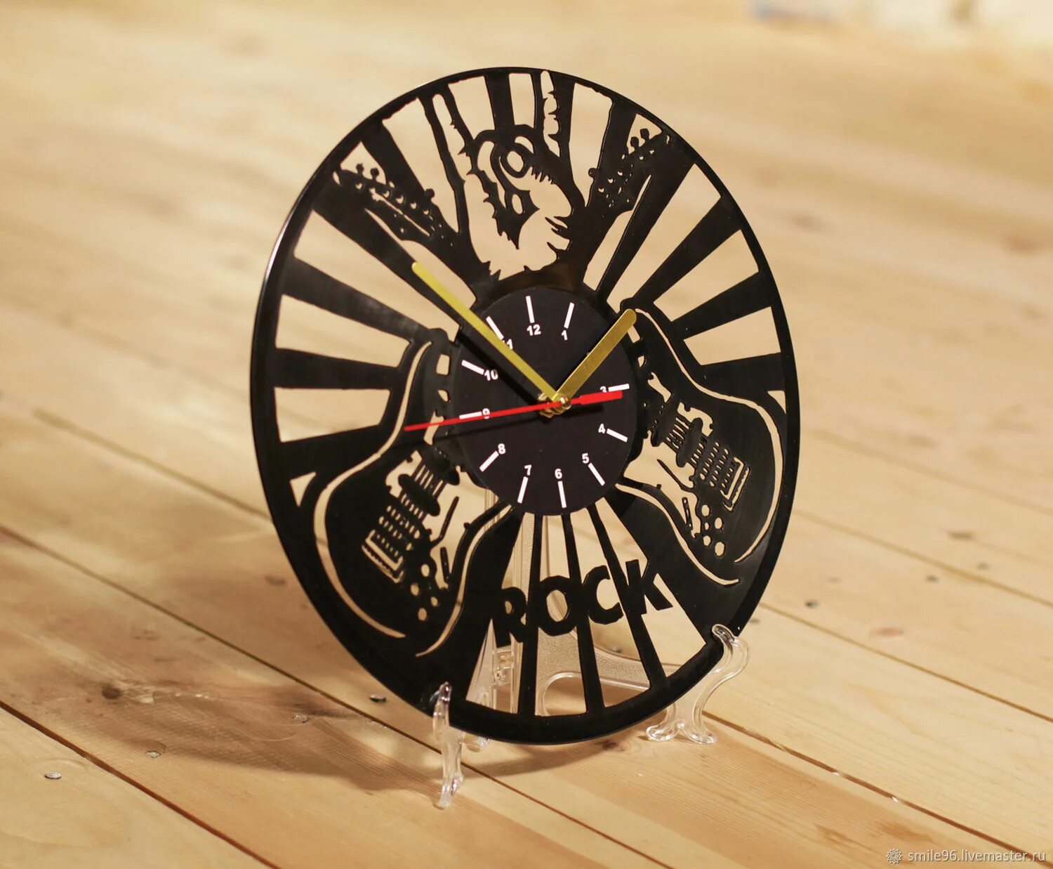 Часы на виниловой пластинке. Винил часы рок. Часы настенные "гитара". Наручные часы с рок символикой. Часы с рок группами.