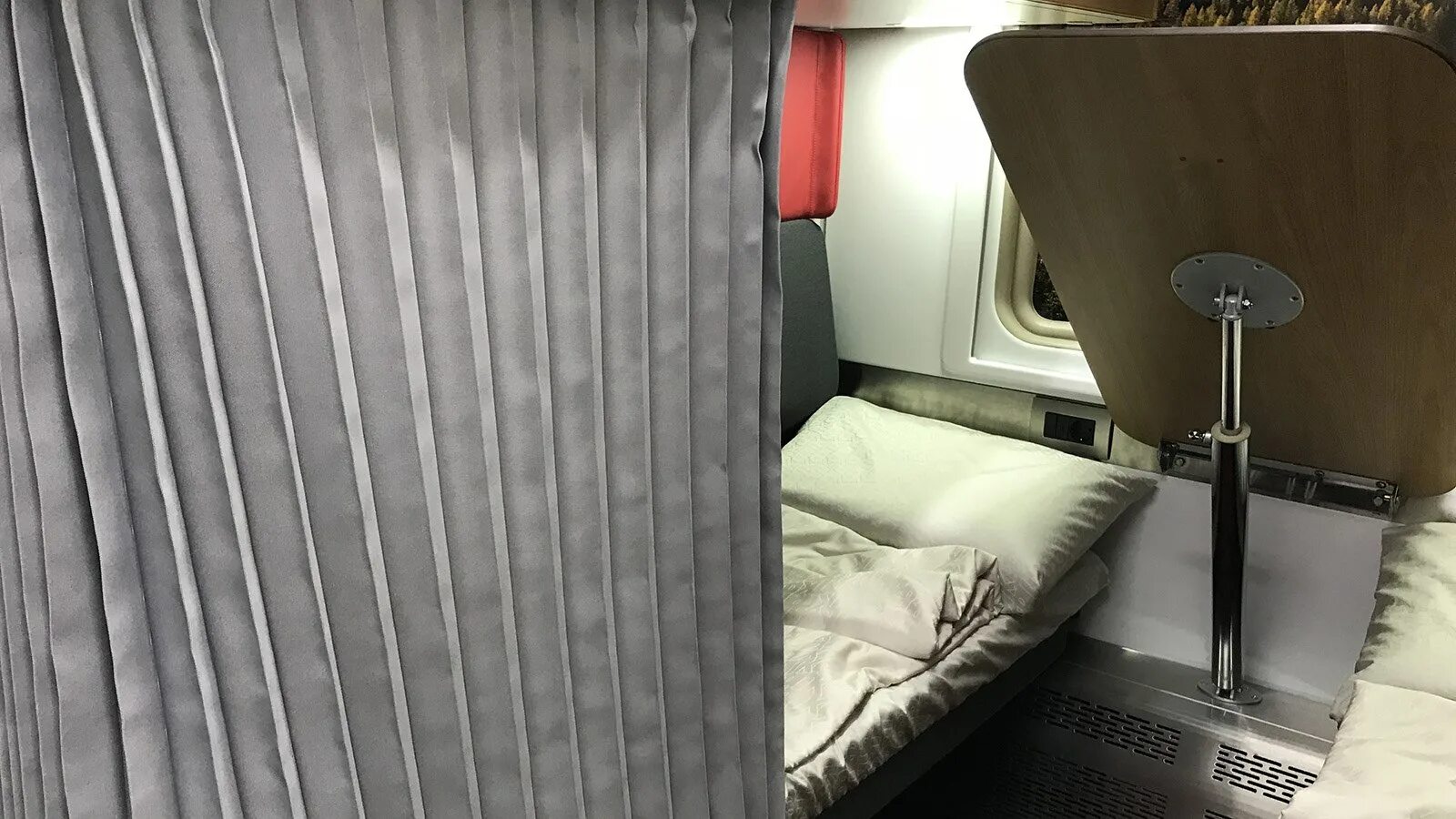 Плацкарт со шторками. Шторки в плацкарте ржд. Шторы в плацкарте. Кровать в плацкарте. Фирменный поезд 042 мордовия москва саранск.