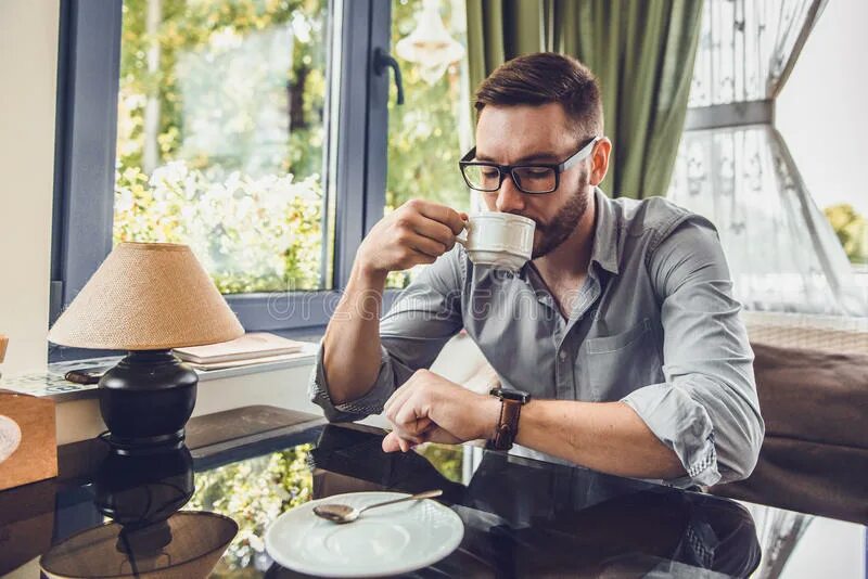 пью чай. можно пить кофе мужчинам. чашка кофе в руках мужчины. мужчина пьет кофе. кофе вреден.