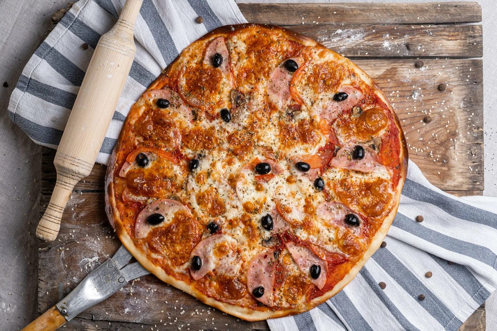 Рецепт теста для пиццы классический итальянский. Пицца прошутто Фунги. Пицца классическая. Классическая итальянская пицца. Тонкая итальянская пицца.