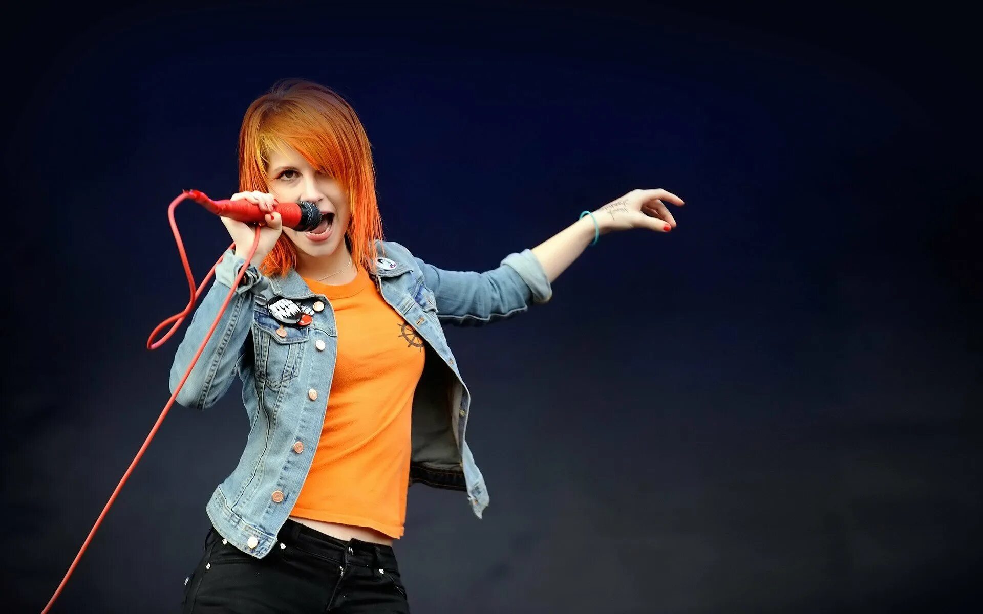 Как выглядит певица. Paramore вокалистка 2025. хейли уильямс. paramore хейли уильямс. певица хейли уильямс.