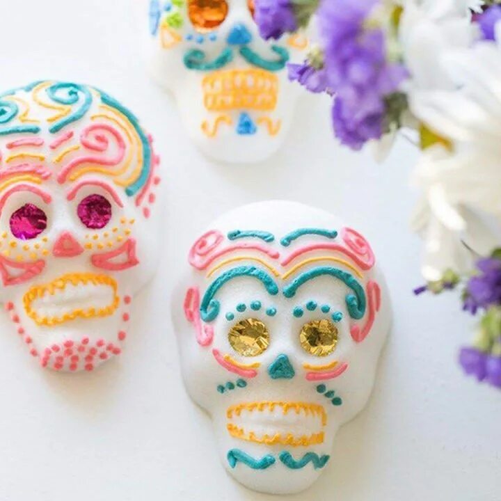 Череп в мексиканском стиле. Сахарный черепок. Черепа калавера тату. Бутылка череп декор. Sugar skull potion.