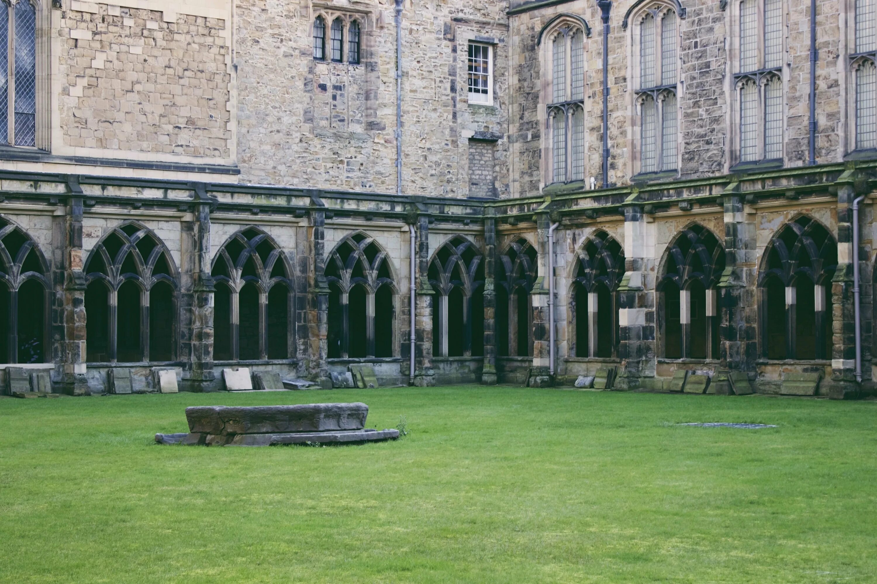 Courtyard гарри поттер. Гарри поттер хогвартс двор. Внутренний двор хогвартса гарри поттер. Двор хогвартса. Гарри поттер хогвартс двор.