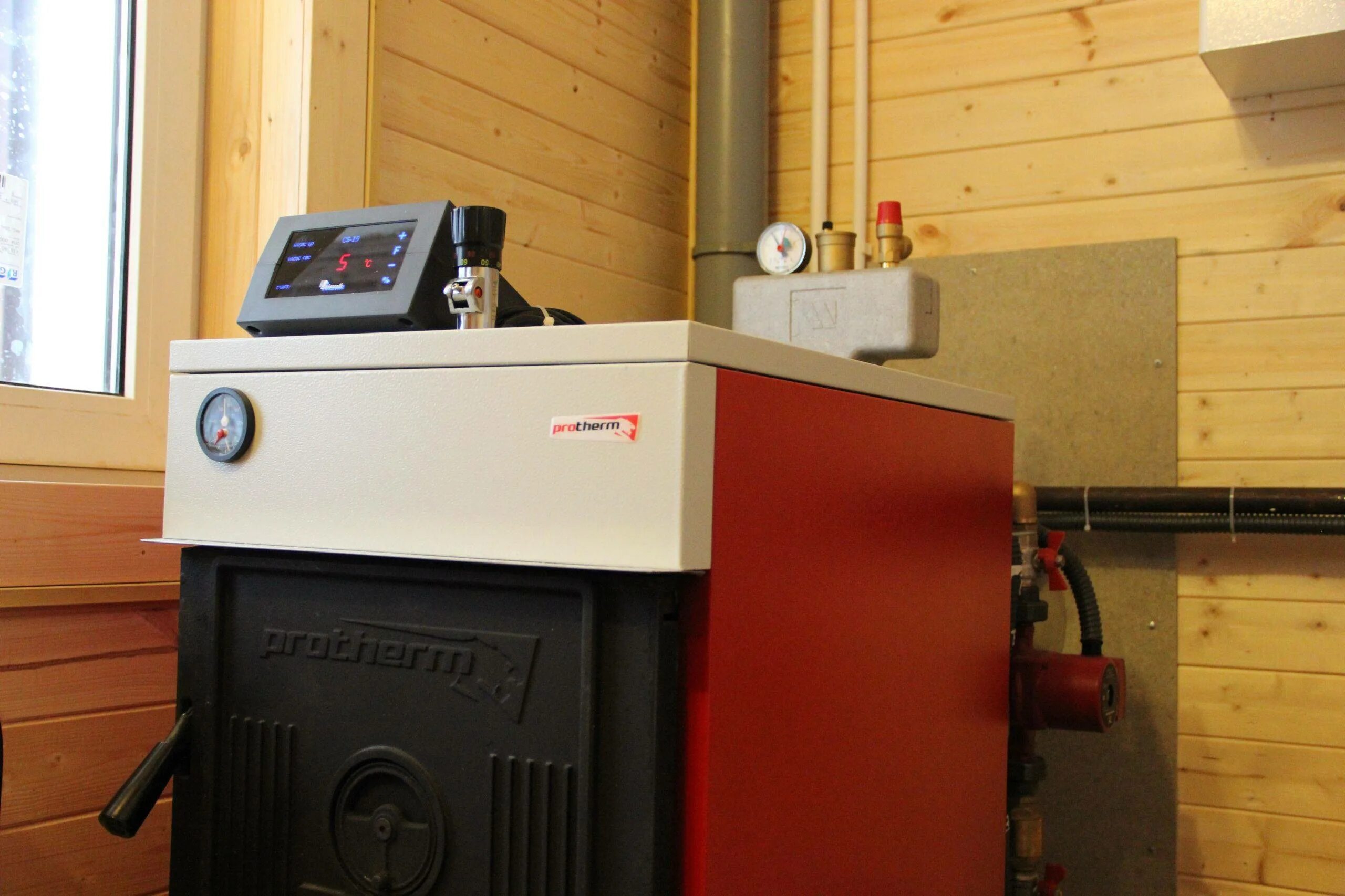 Котел коспел 12 квт. Котельной в частном доме. Котел облицованный(на дровах и угле)д-900мм. Газовый котел для отопления частного дома. Напольный электрический котел.