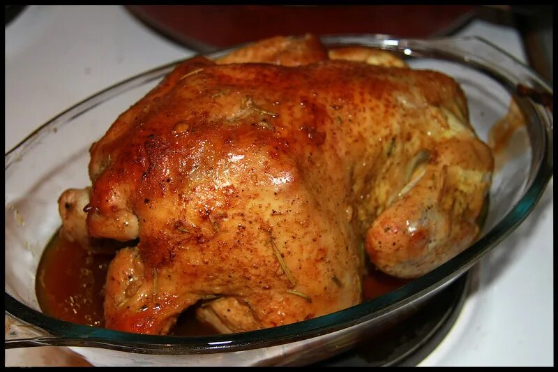 Курица в духовке. Запечь курицу в рукаве. Курица запеченная в духовке. Печёная курица в духовке.
