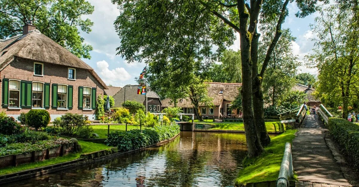 Un village. Гитхорн Нидерланды. Деревня Гитхорн в Голландии. Голландская Венеция Гитхорн Нидерланды. Сказочная деревня Гитхорн, Нидерланды.