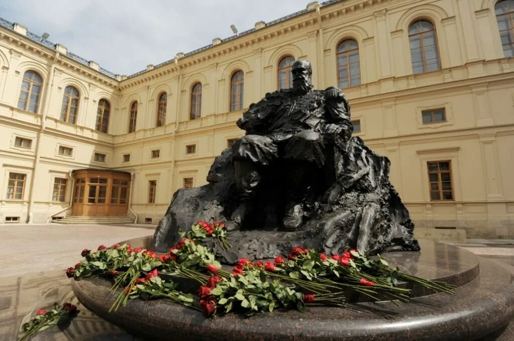 Открытие памятника александру. Памятник Александру III В Гатчине. Гатчинский дворец памятник Александру 3. Новый памятник Александру 3 в Гатчине.