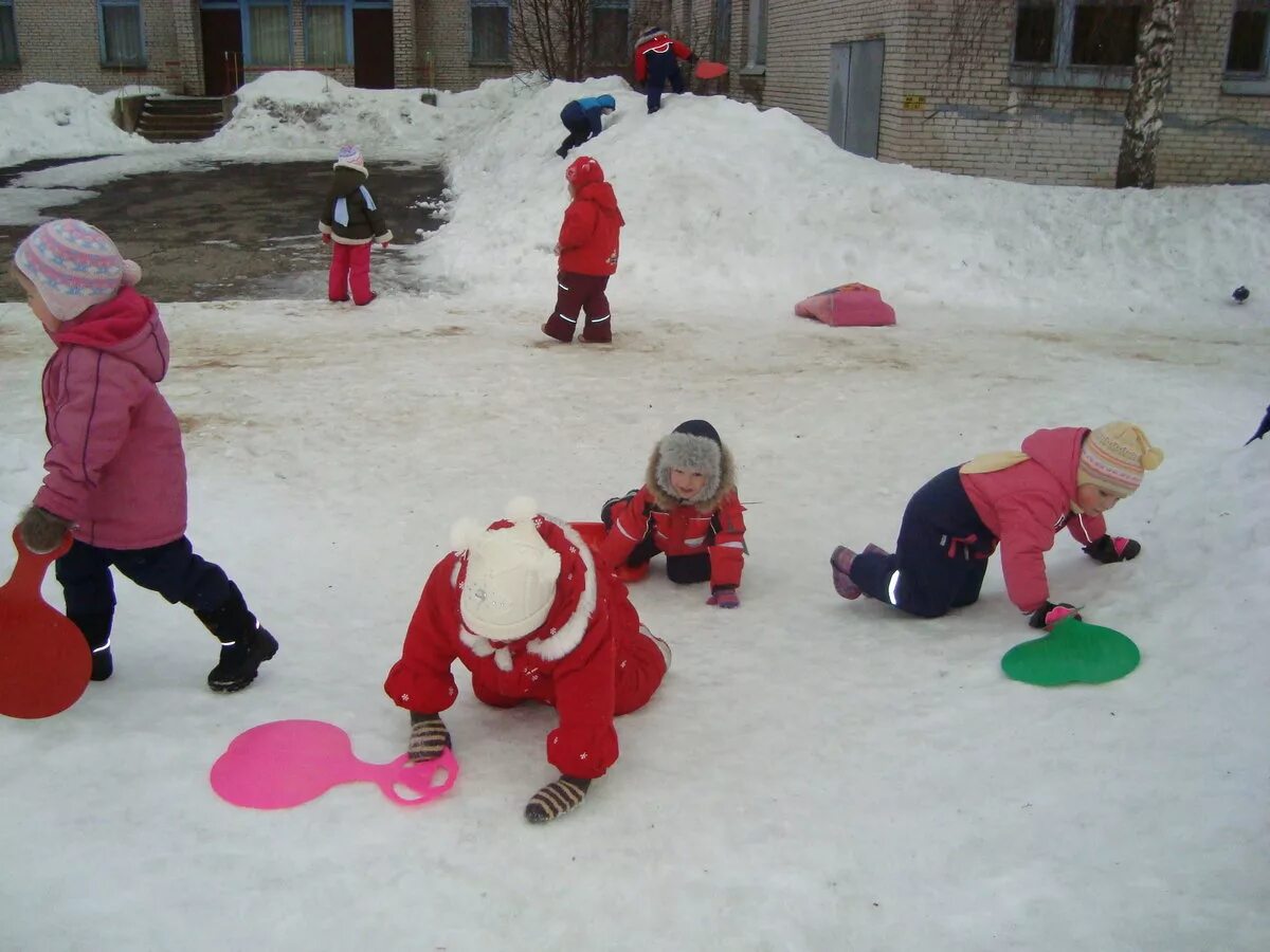 Зимние забавы в детском саду на улице. Зимние развлечения для детей на улице. Зимняя прогулка в детском саду. Игры зимой. Зимняя игра в группе