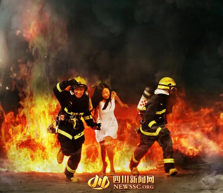 Вынес из пожара. Пожарник спасает девушку. Пожарный спасает девочку. Пожарники спасают людей.