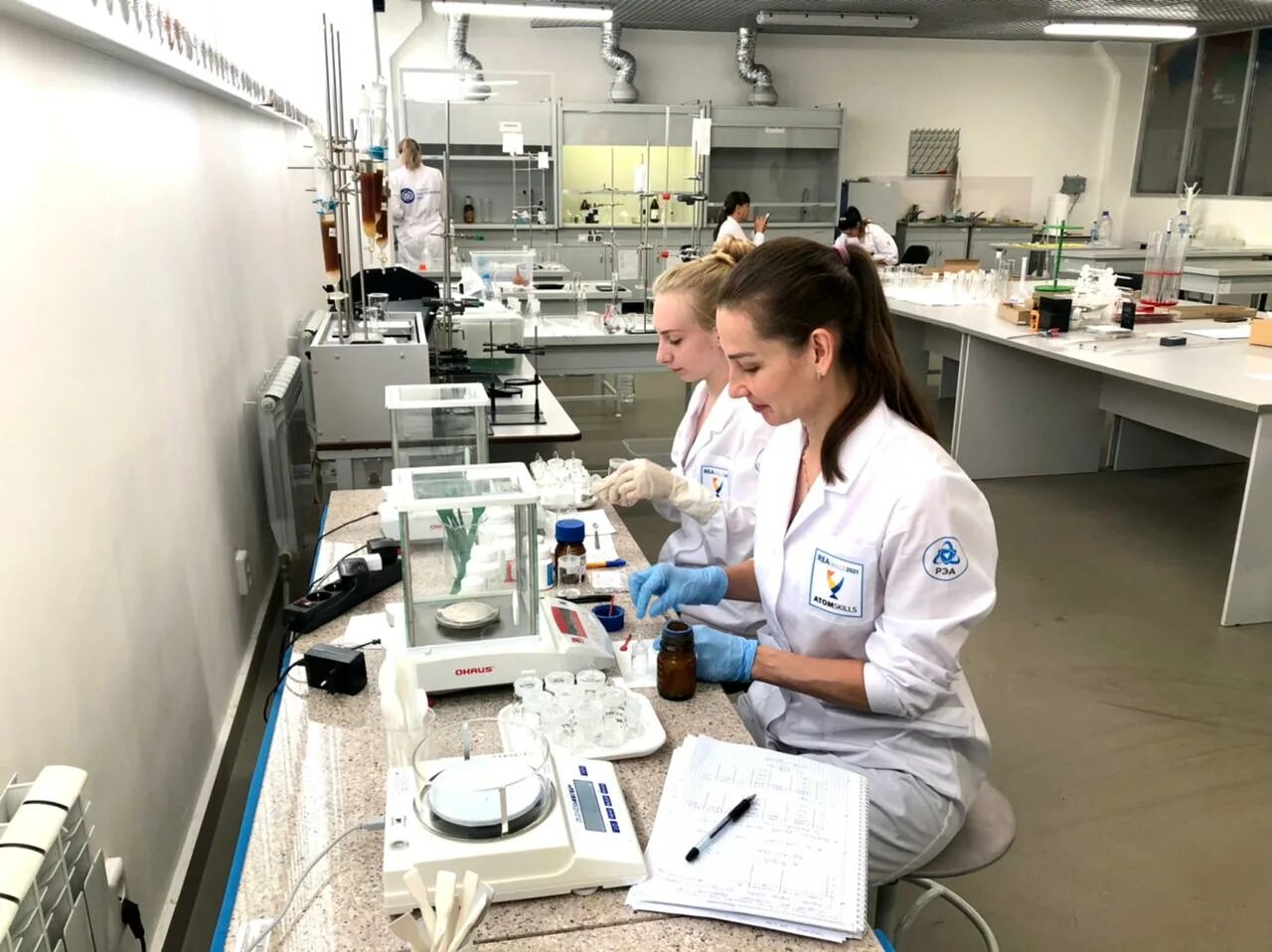 чэмк цзл. общеклиническая лабораторная диагностика это. повышение квалификации микробиология. работник лаборатории. биохимическая лаборатория.