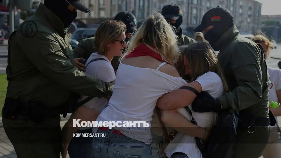 Протесты жен. Девушка на митинге. белоруссия протест девушек. женский марш в минске задержания.