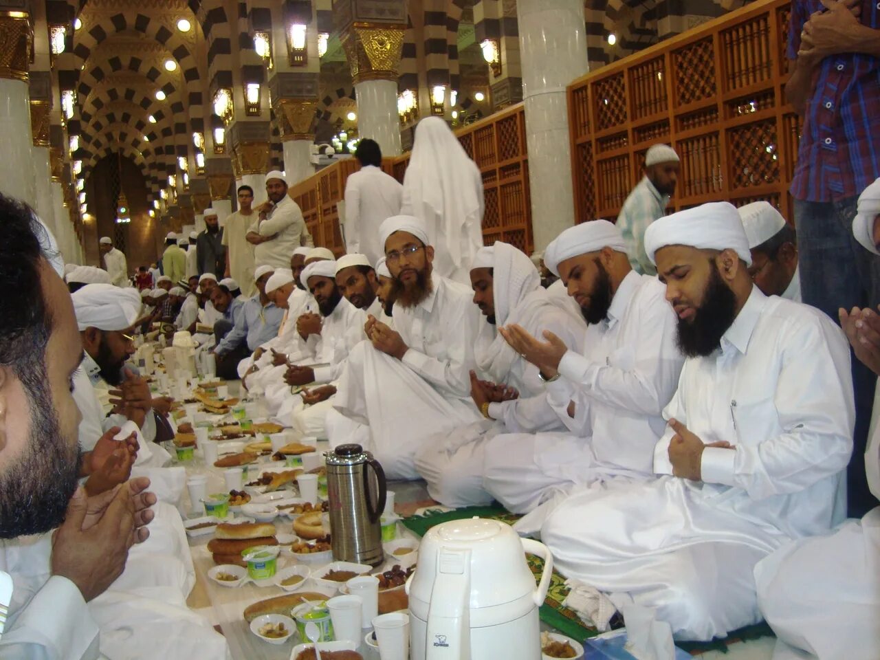Что делают перед уразой. Ифтар в мечети пророка. Ифтар что это в Исламе. Мусульманские картинки. Рамадан в ОАЭ.