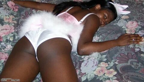 Amateur ebony slut posing nude.