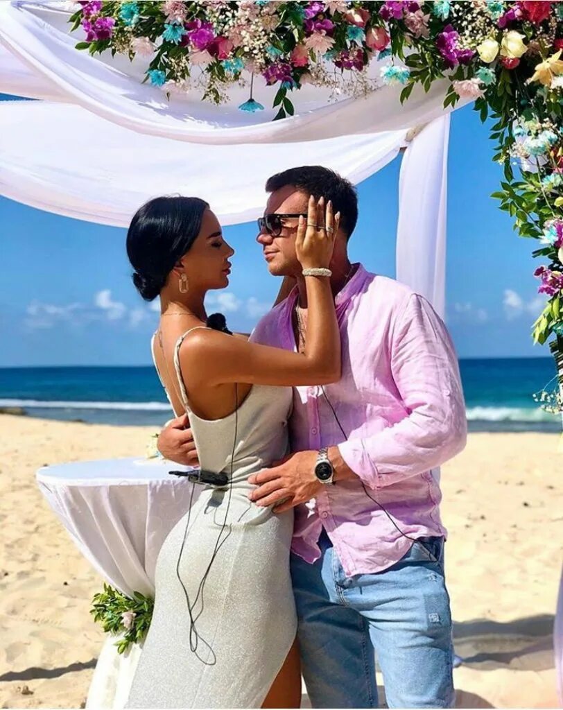 парень делает предложение девушке на фоне звёзд. виктория романец и антон гусев. блюменкранц и левченко. татьяна строкова свадьба. алена ашмарина горячие.