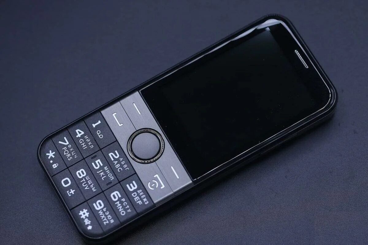 Лучший кнопочный с интернетом. Philips xenium e580. philips xenium 580. филипс кнопочный 580. филипс ксениум е580.