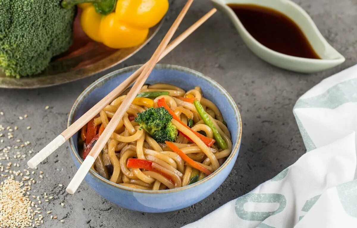 Удон кухня. Веганский удон. wok удон. макароны удон. мориавасе удон.