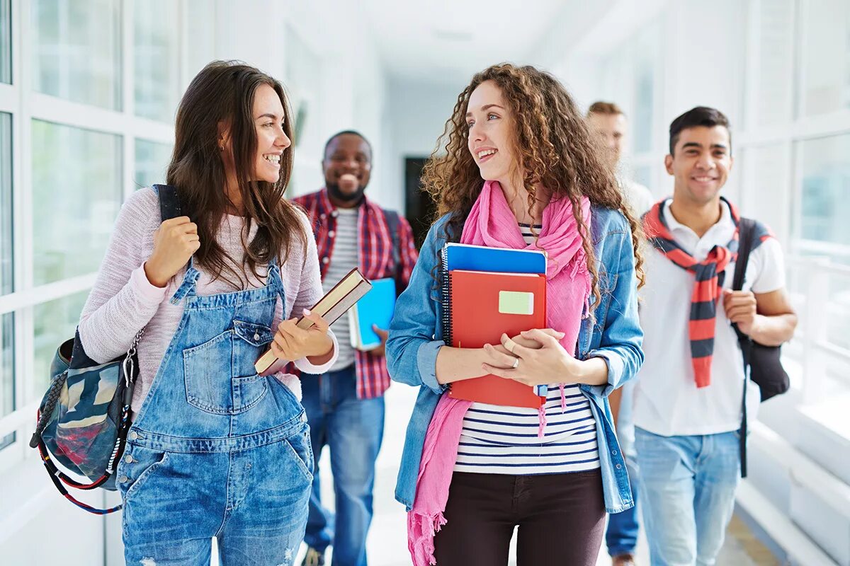 Прийти или придти. Стильные подростки. Прийти или придти. Можно прийти в свободной форме. Дети бегут в школу.