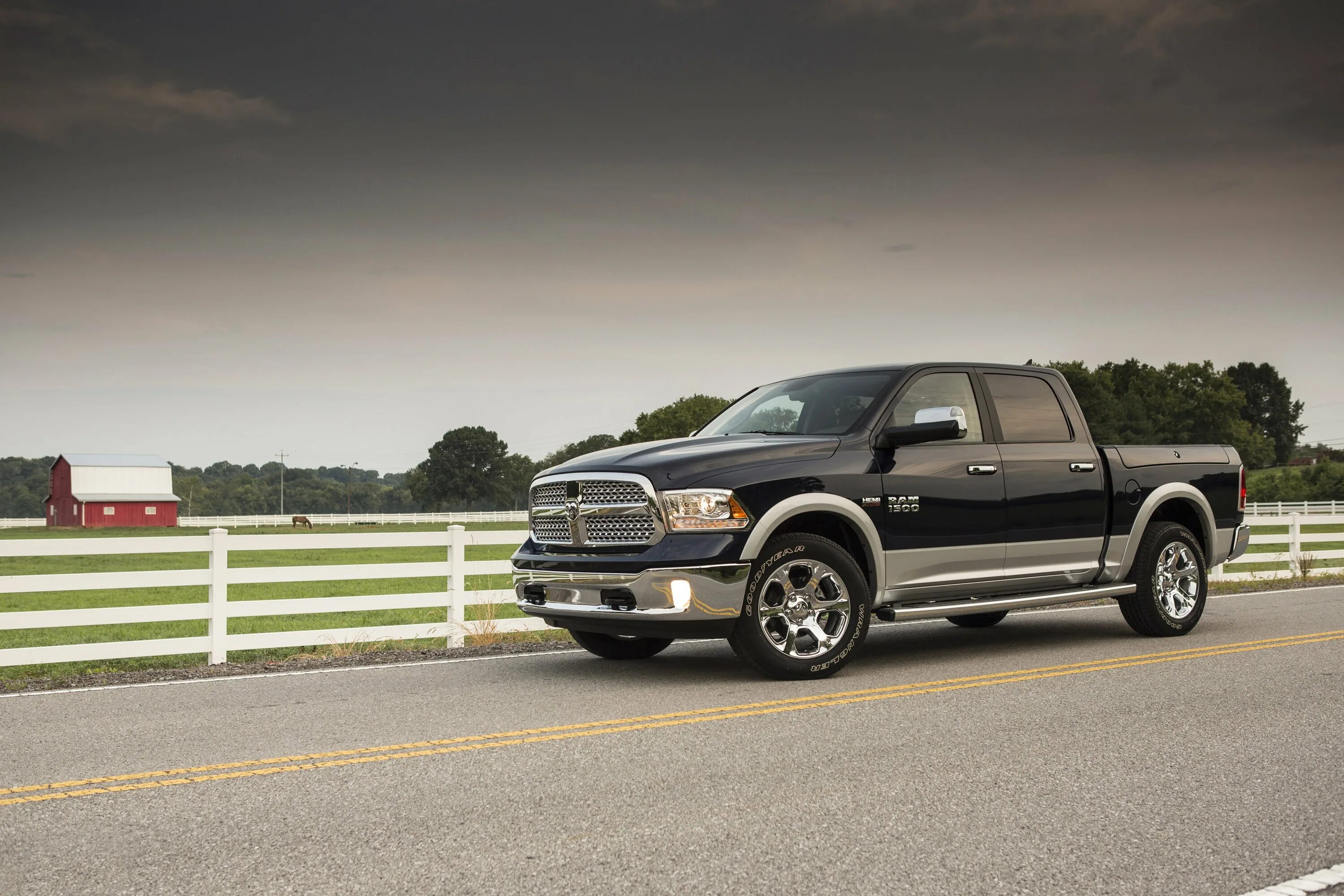 Стоит ли рам. Dodge Ram 1500. Dodge Ram 1500 2013. Dodge Ram 1500 Laramie. Додж рам 1500 Модельный ряд.