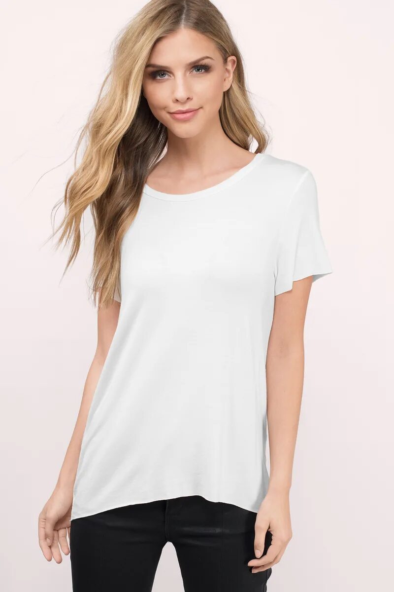 Модель в белой футболке. Девушка в белой футболке. Белая футболка. Белая шелковая футболка.