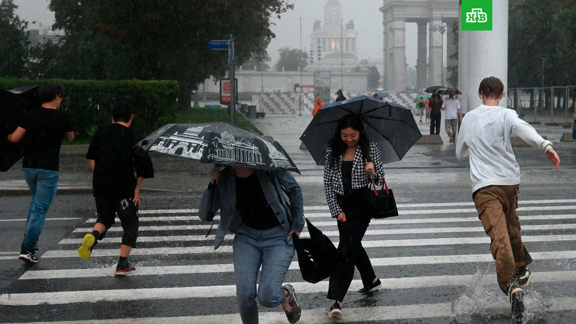 16 большие дожди. Дождливый день. Ливень на улице. Сильный дождь. Дождь в Москве.