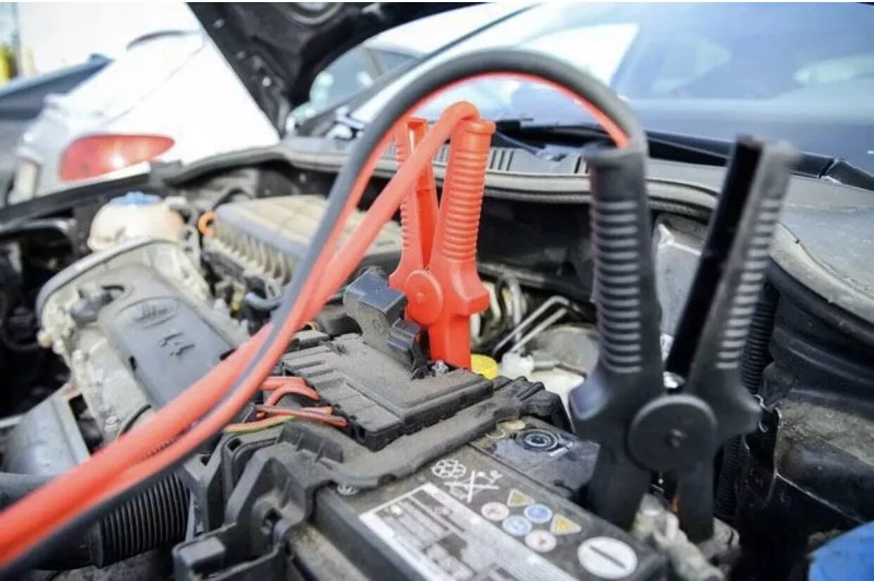 Аккумулятор для прикуривания автомобиля. Прикурить аккумулятор автомобиля. Прикуривание автомобиля зимой. Прикурить камаз 24 вольта. Клеммы прикуривания q5.