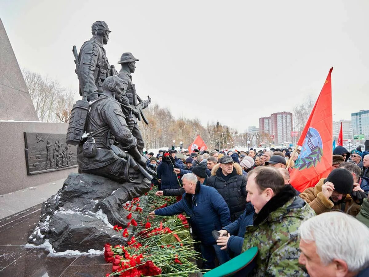 Памятник афганцам в Казани парк Победы. Памятник воинам интернационалистам Казань. 15 Февраля день вывода войск из Афганистана. В Казани парк Победы возложили цветы.