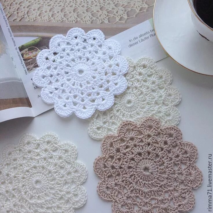 Вязаные подставки под горячее. Вязаные подставки под кружки. Вязаные подставки под кружки. Подставка под горячее крючком. Светлана забелина вязаный бычок прихватка.