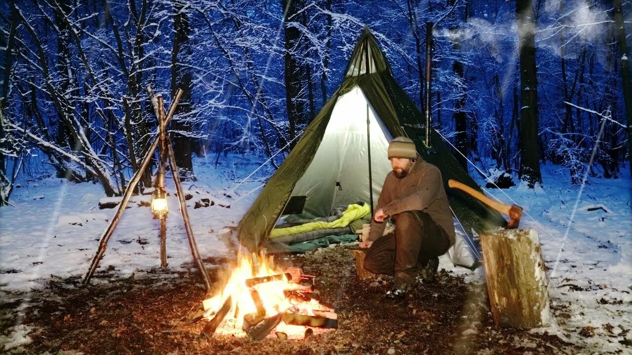 Сноу кемпинг. Hot Tent Winter Trekking. Camping in Winter. Campfire on Snow.