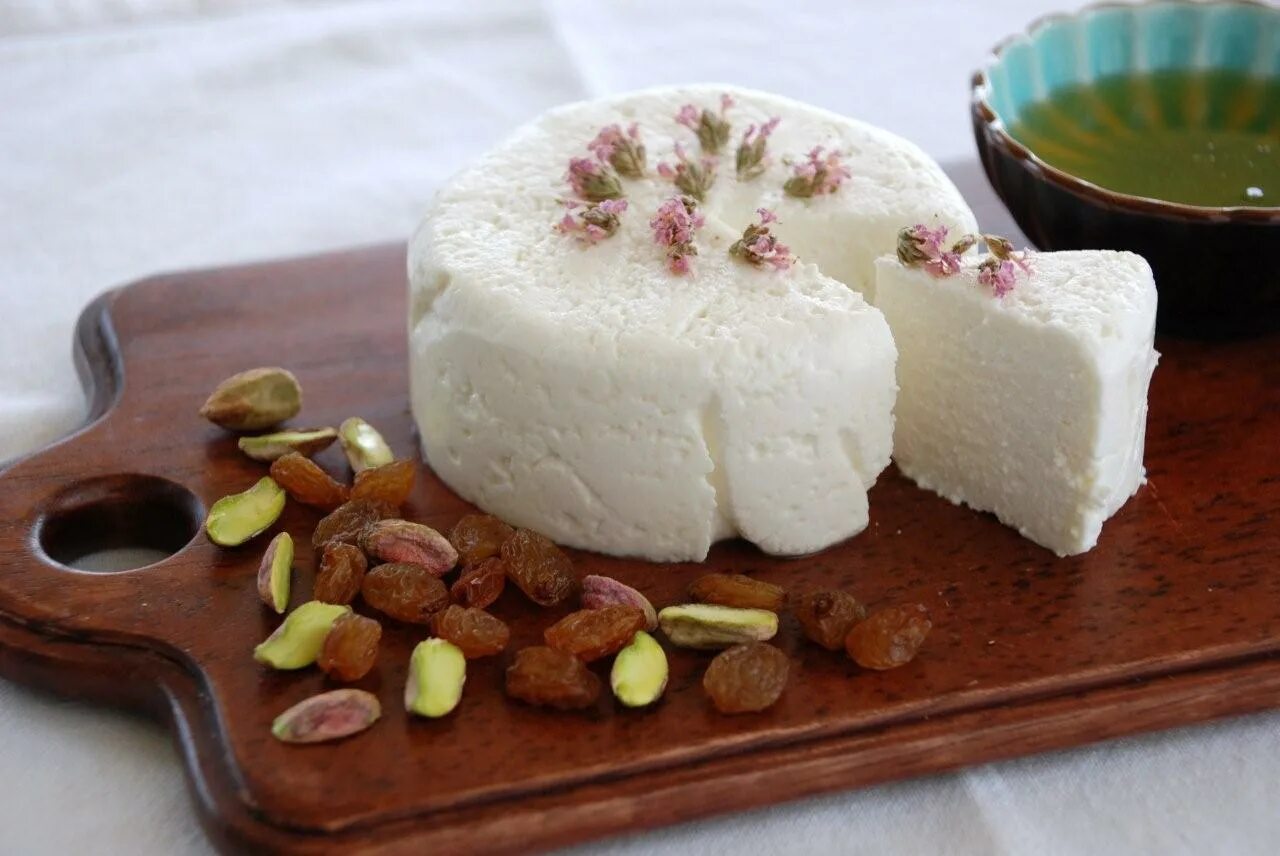 сыр рикотта. сыр goats cheese. домашняя рикотта из молока. сыр рикотта в домашних условиях. козья рикотта.
