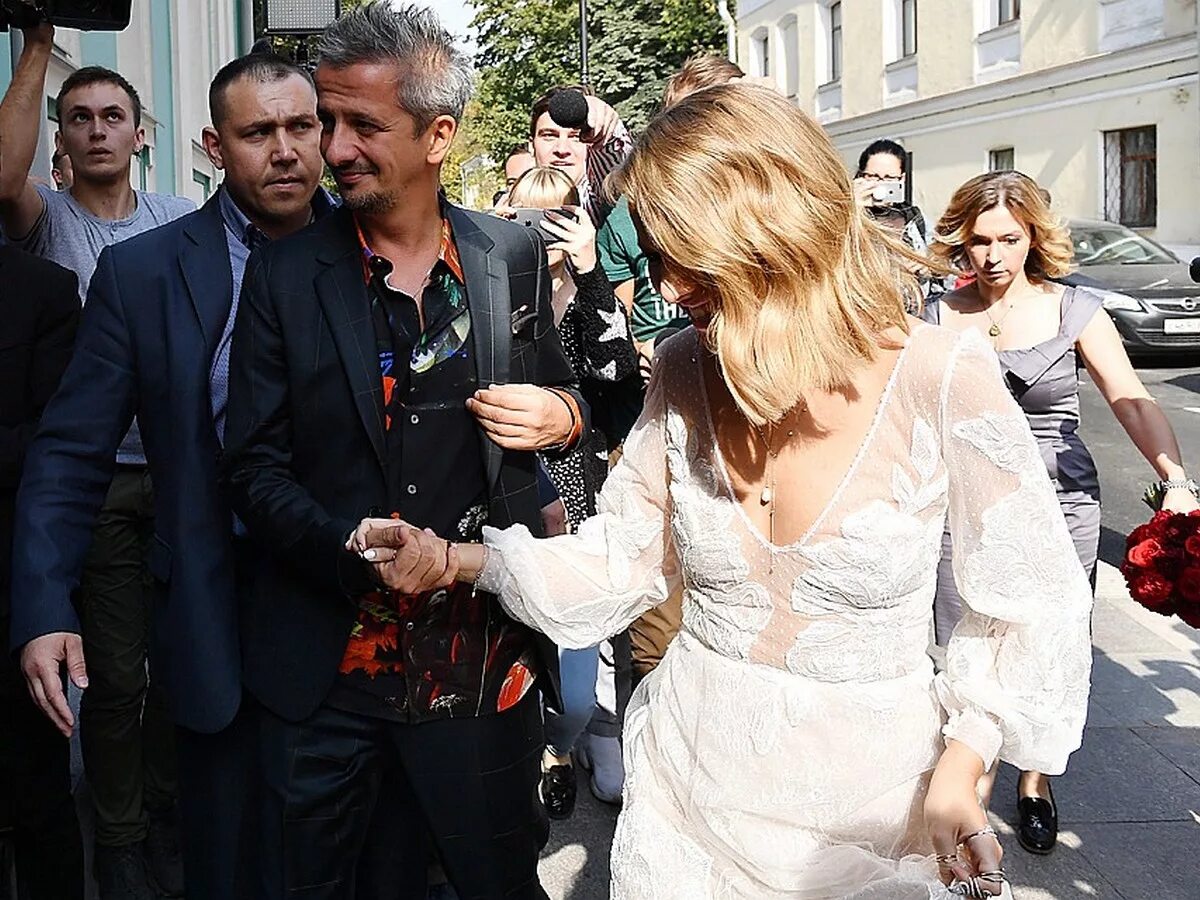 Константин богомолов и ксения собчак свадьба. Свадьба ксении собчак и богомолова. Свадьба собчак и богомолова. Фото со свадьбы собчак. Константин богомолов и собчак свадьба.