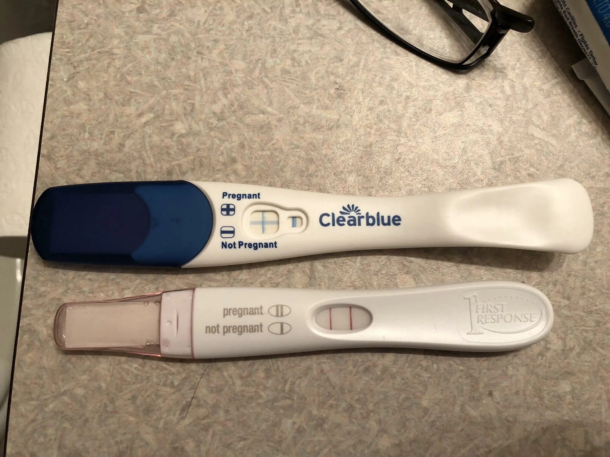 Тест на беременность клеар отзывы. Тест клеар Блю. Тест на беременность Clearblue. Clearblue тест. Положительный тест Clearblue струйный.