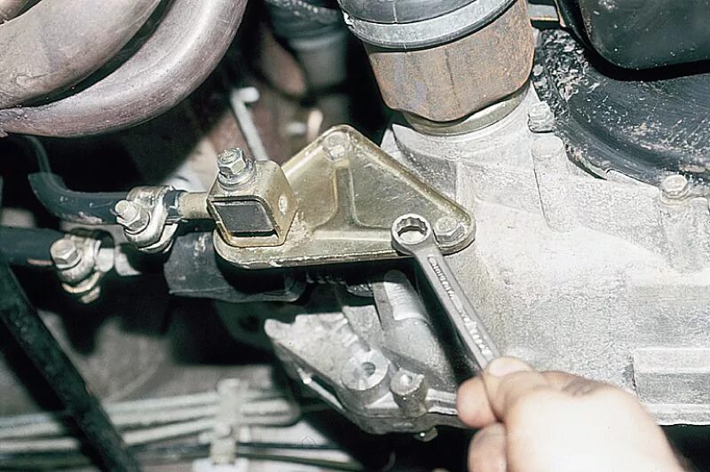 крепление кпп передач ваз 2110. заливная пробка коробки передач газ 3110. крышка кпп ваз 2110. переборка кпп ваз 2110. снять коробку 21 10.