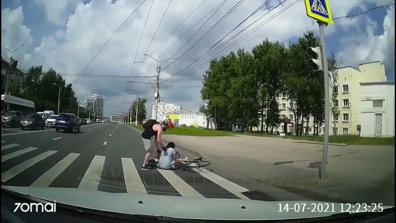 Авария в Чебоксарах велосипедистом. Велосипед сбил пешехода. Фото велосипедист сбил пешехода. На крестовском острове сбили велосипедиста