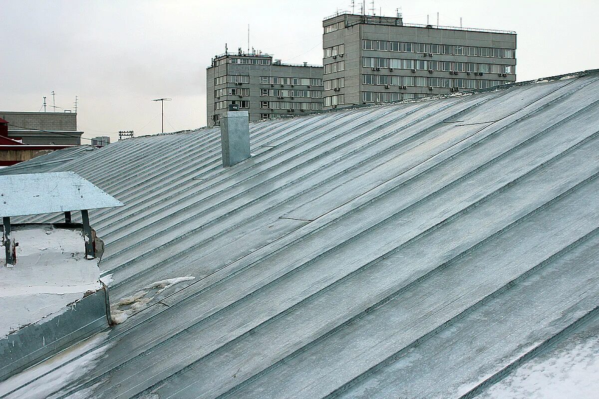 Сайт капитального ремонта красноярск. Крыши Красноярска. Капремонт зимой. Красраб 126 Красноярск капремонт. Синие крыши Красноярск.