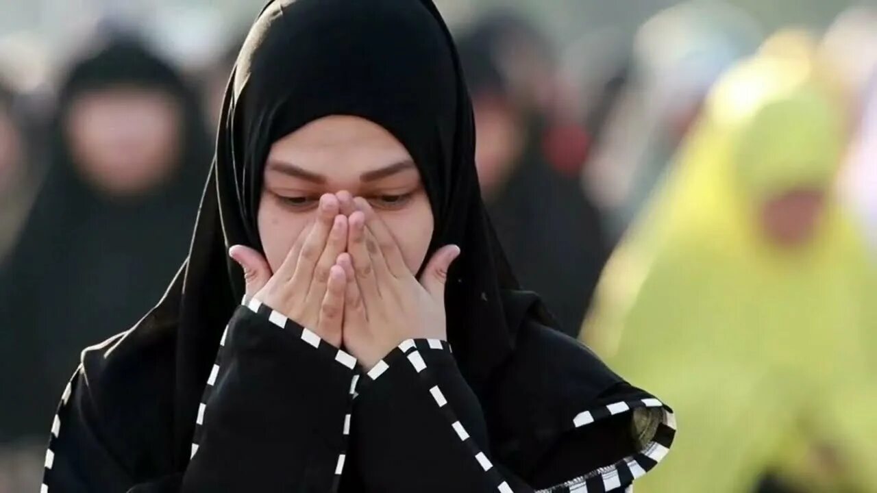 Траур в исламе. Мусульманка молится. Мусульманка плачет. Мусульманские женщины молятся. Мусульманская женщина плачет.