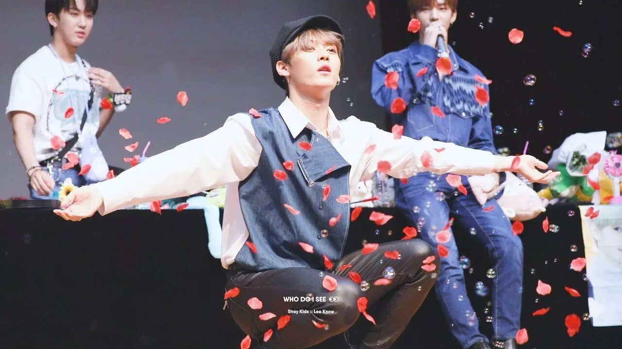 Stray kids lee know песня. Lee know drive. Lee know stray kids. Бан чан и минхо drive. Ли мин хо из stray kids.